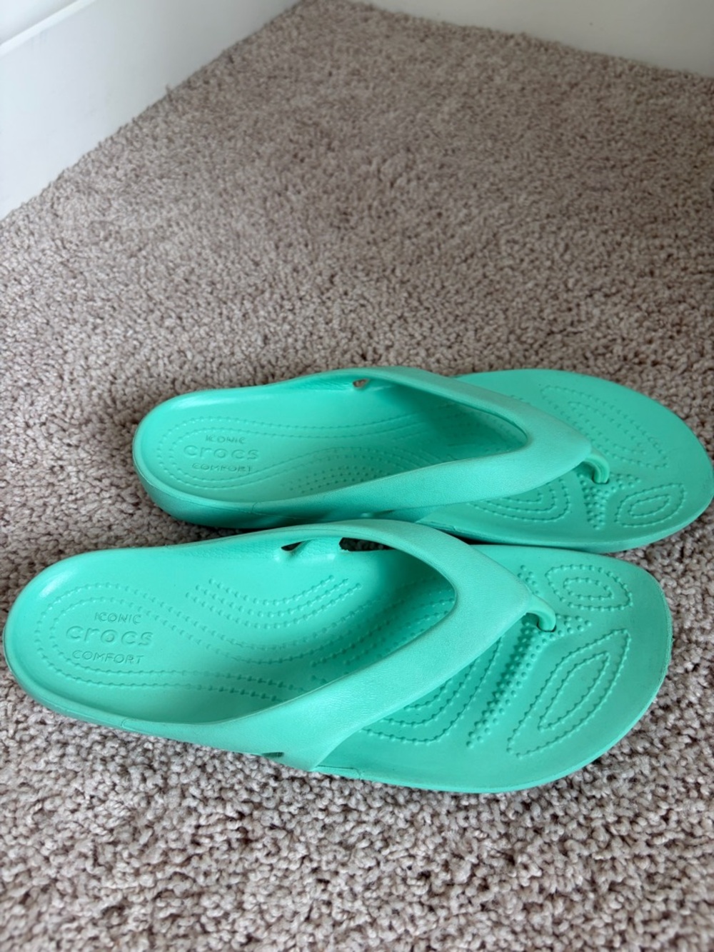 CROCS Mint Green Cushioned Women’s Slip-On Flip Flop Sandals Size 7
